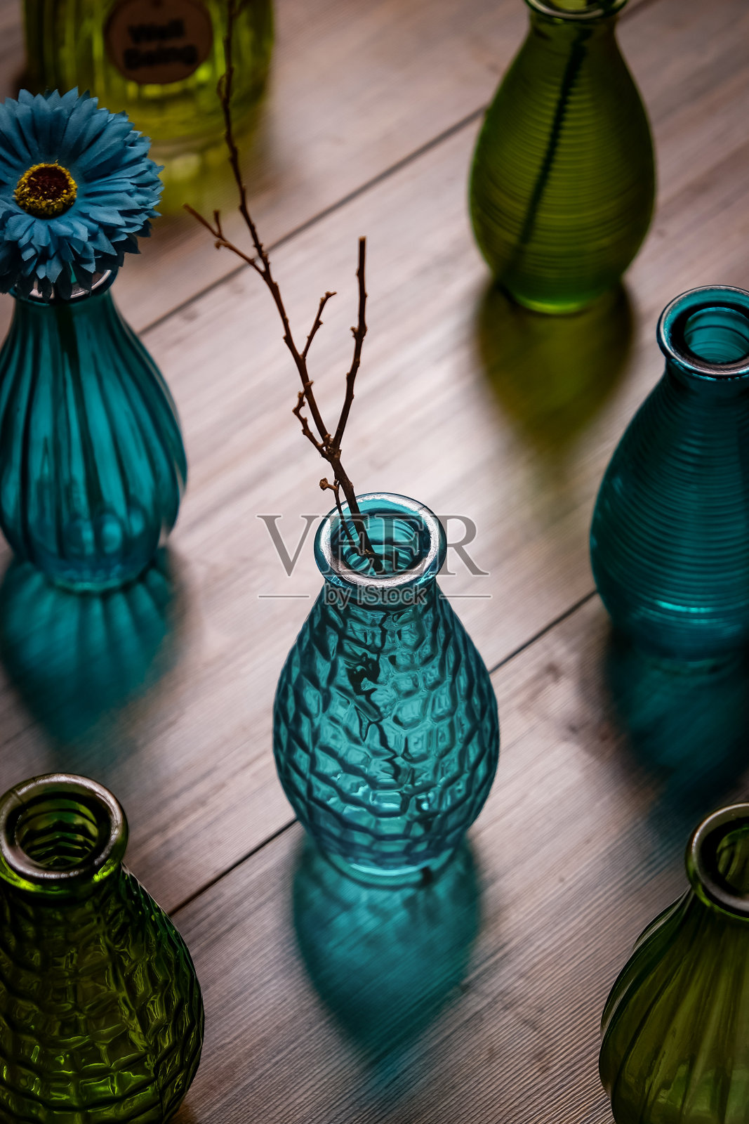 静物摄影中的蓝色和绿色瓶子照片摄影图片