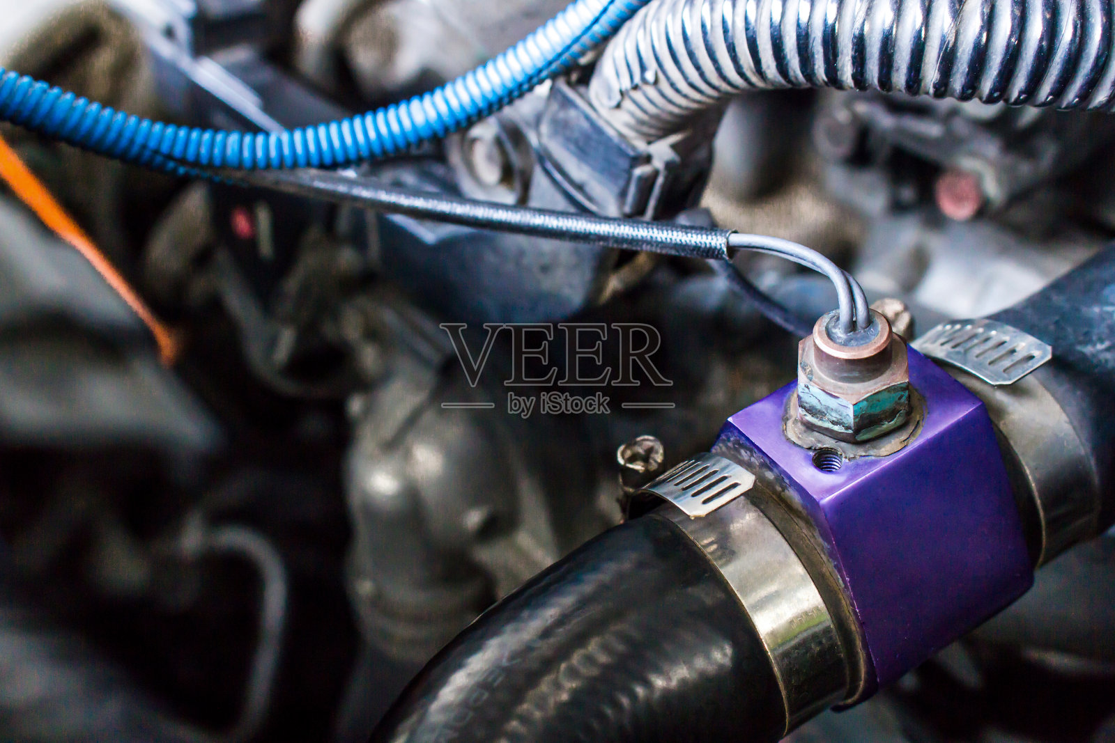 关闭机舱内汽车水温传感器，检查发动机温度照片摄影图片