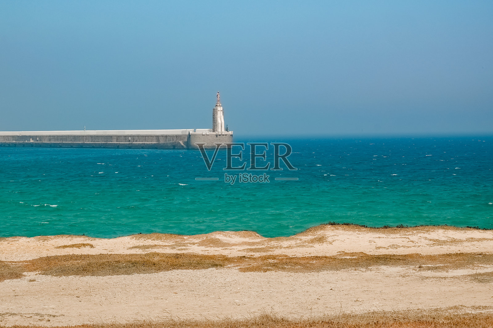 西班牙塔里法海港的耶稣雕像照片摄影图片