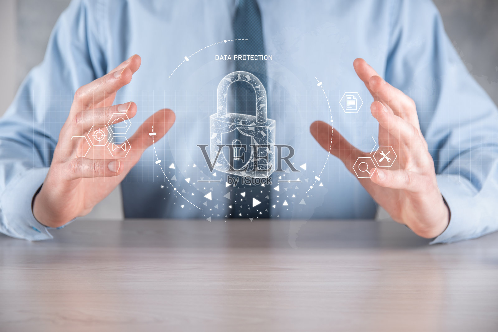 网络安全网络。挂锁图标和互联网技术联网。商人保护数据个人信息的平板电脑和虚拟界面。数据保护隐私概念。GDPR。欧盟。照片摄影图片