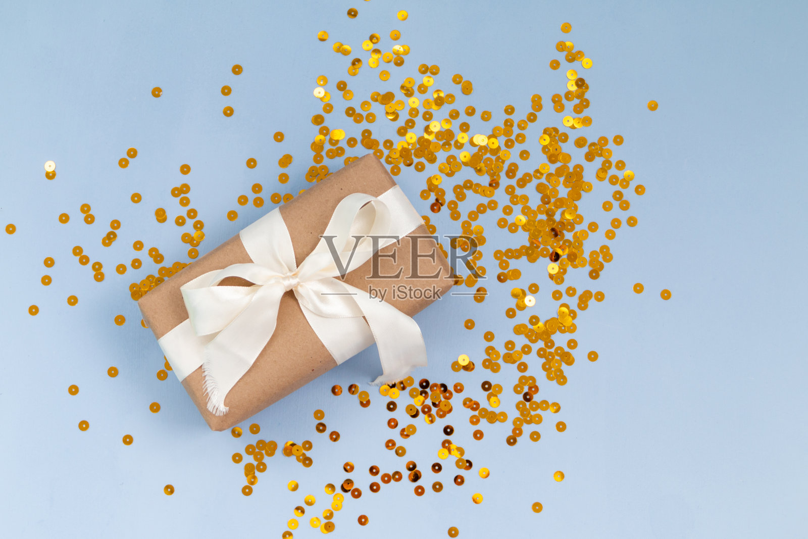 牛皮纸包裹的礼物照片摄影图片