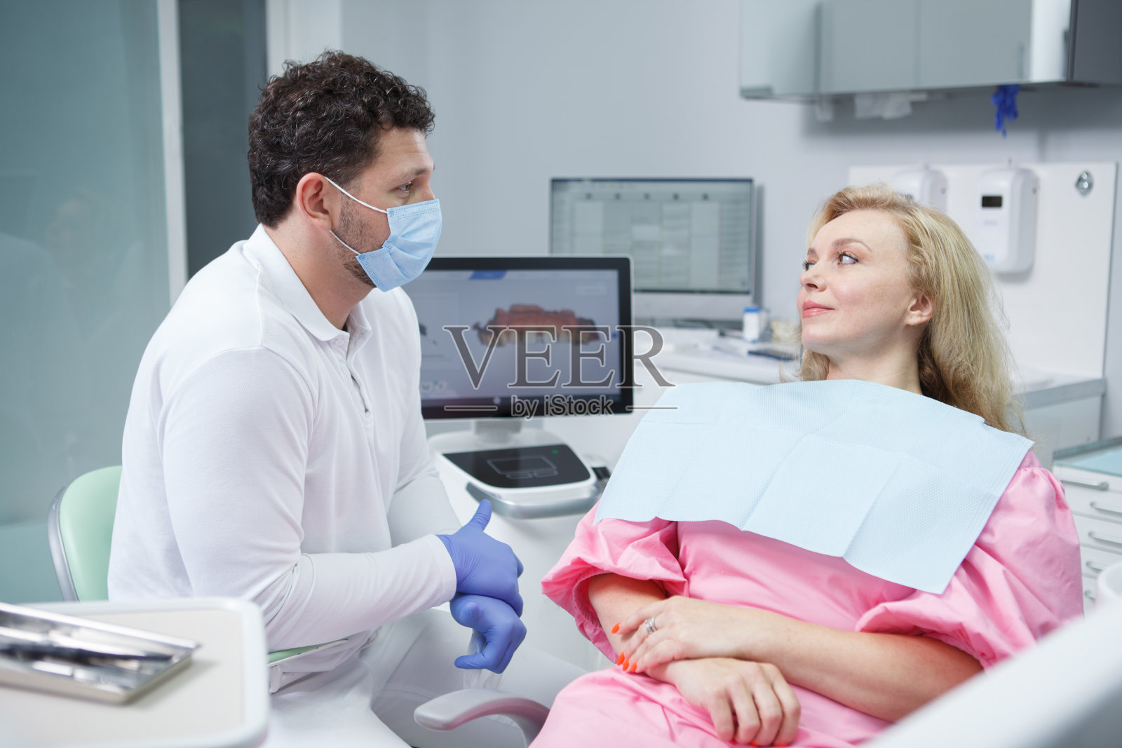 妇女接受牙科治疗照片摄影图片