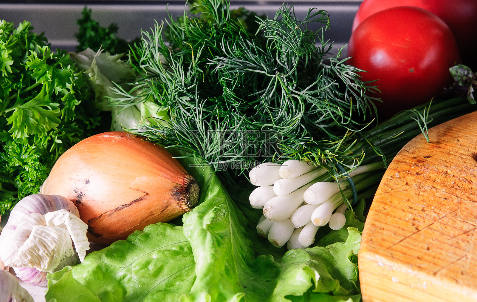 新鲜多彩的蔬菜和绿色特写。照片摄影图片