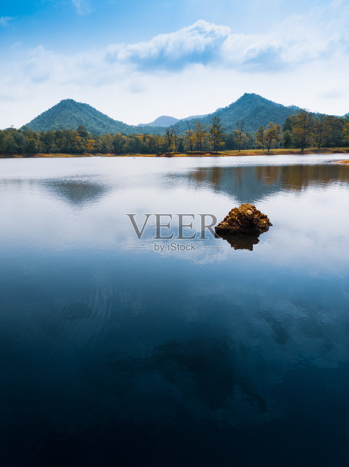 山和云倒映在湖面上照片摄影图片