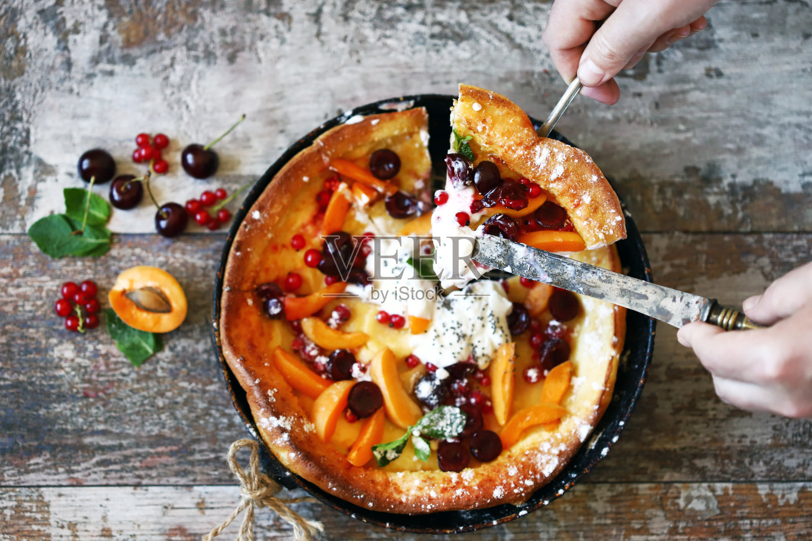 美味的荷兰婴儿煎饼与水果和冰淇淋。照片摄影图片