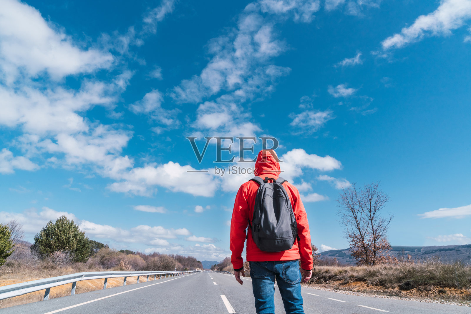 一个不认识的人走在路上照片摄影图片