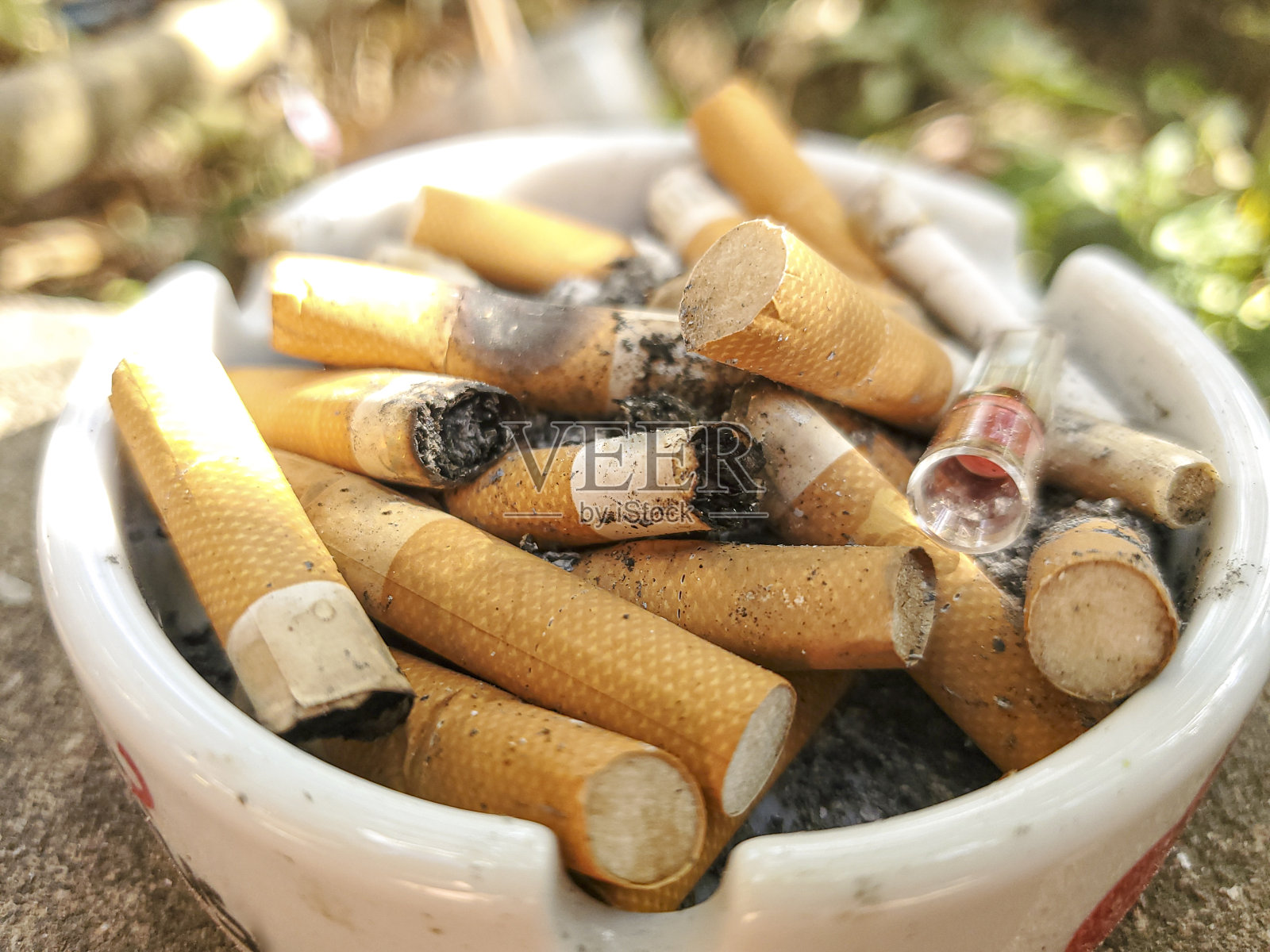 二手烟头孤立，烟草烟瘾概念，垃圾污染不健康照片摄影图片