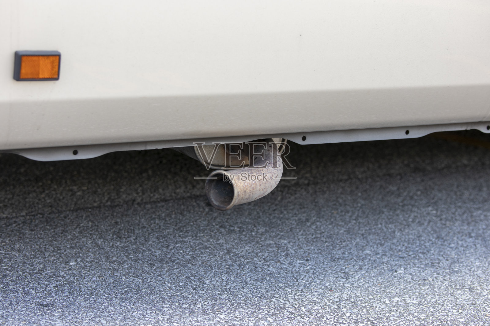 从侧面排放废气的汽车消声器照片摄影图片