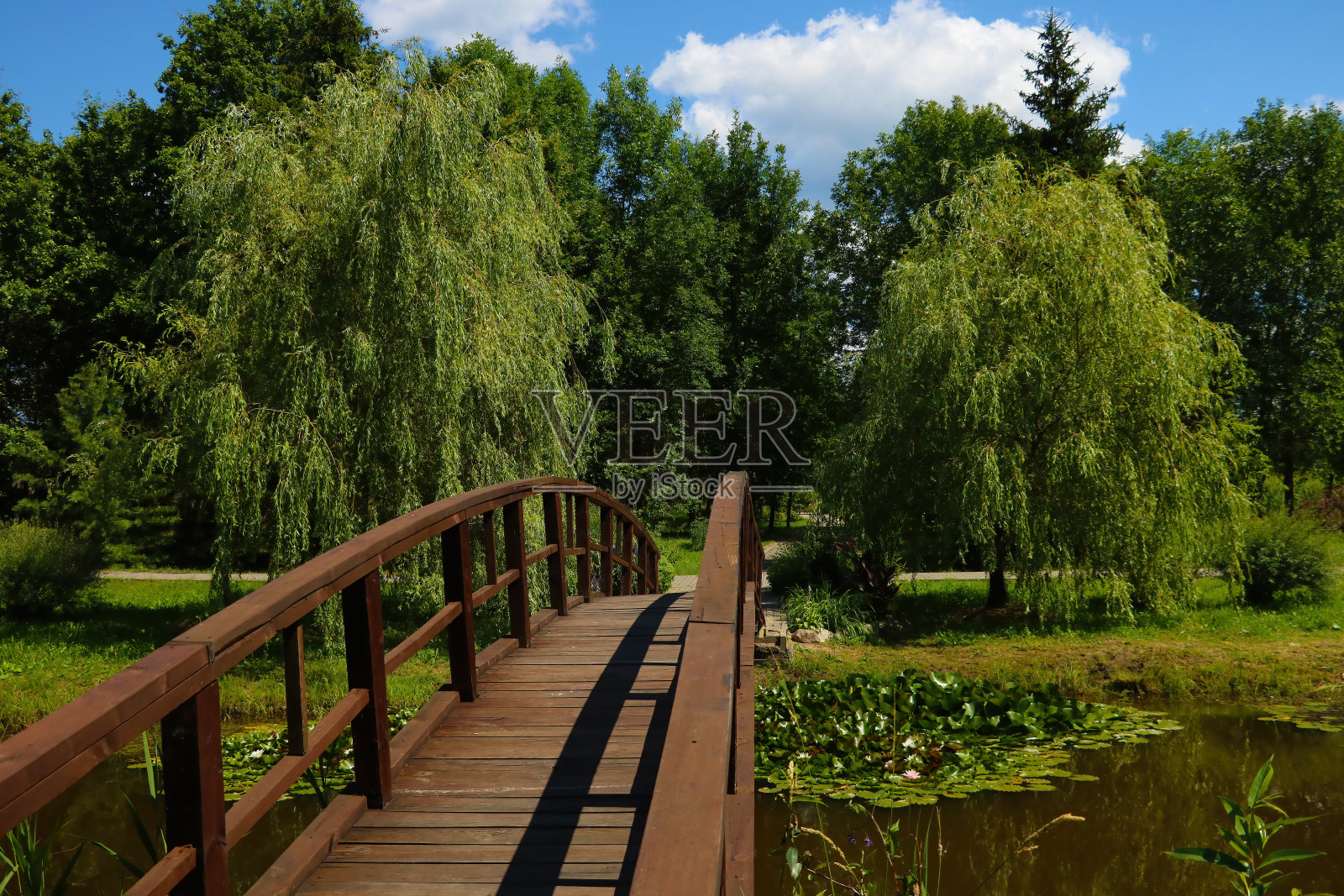 小木桥湖或河上的小木桥照片摄影图片