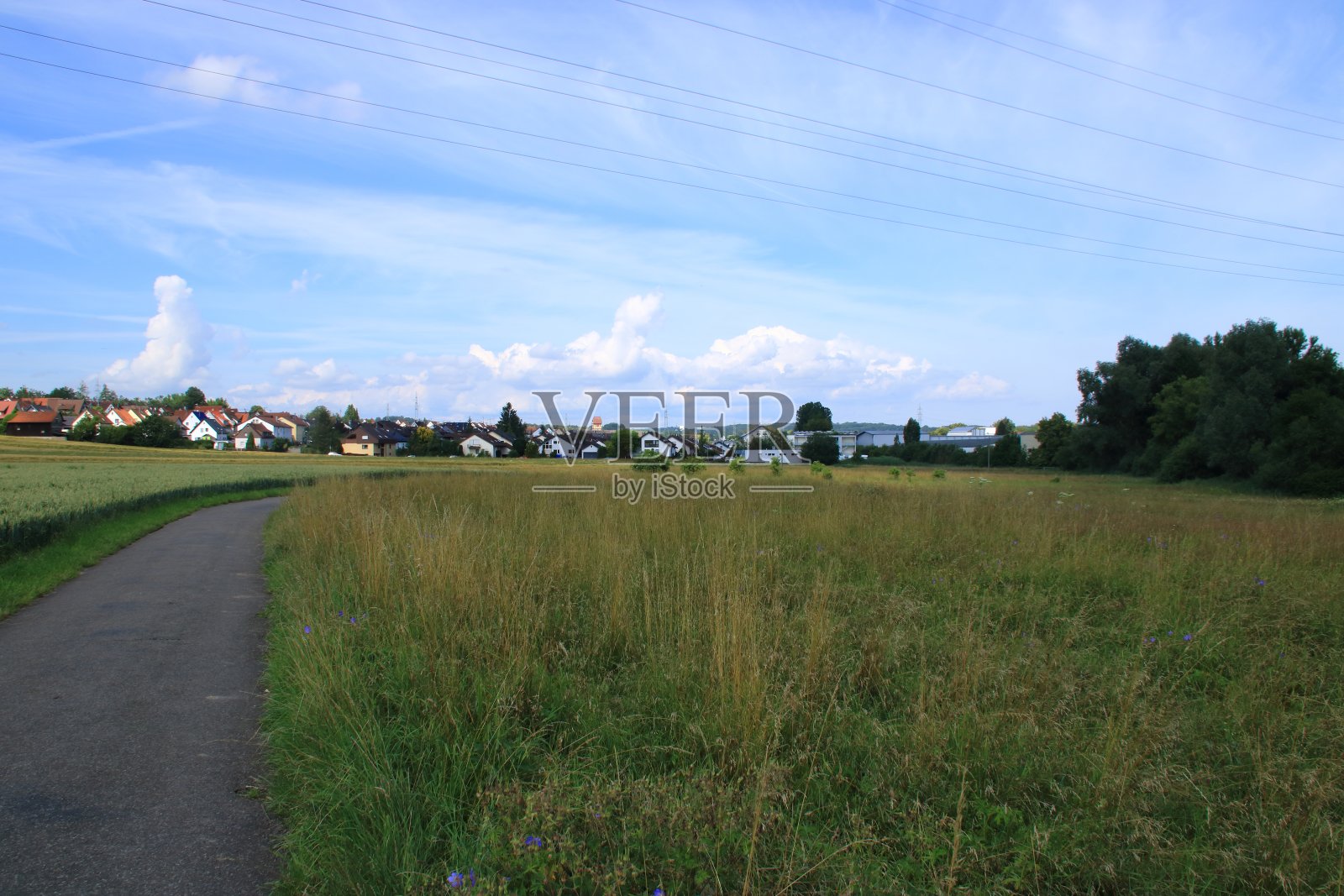 在Böblingen附近的Magstadt村俯瞰草地和田野照片摄影图片