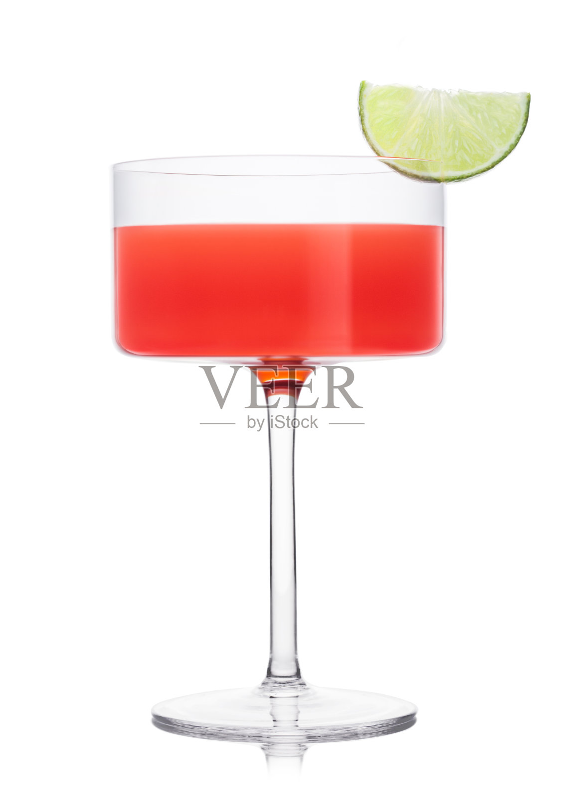 都市鸡尾酒在现代水晶玻璃杯与石灰片上的白色。照片摄影图片