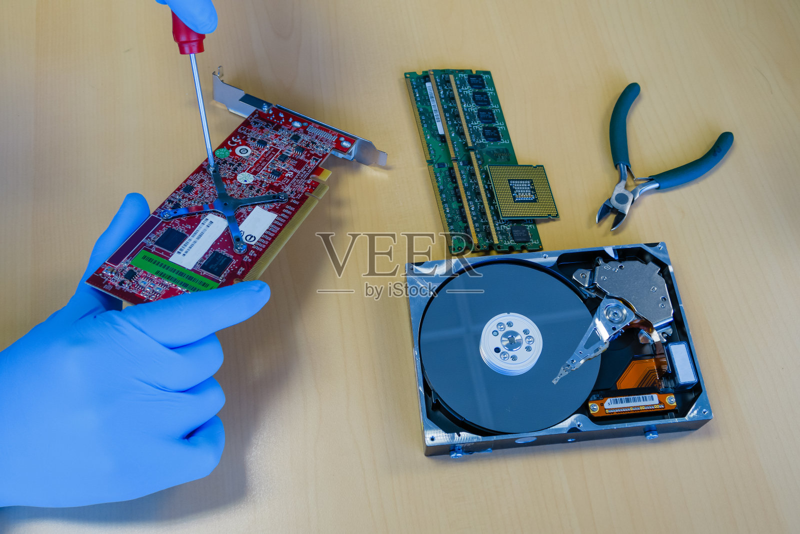 修理坏掉的电脑硬盘的人照片摄影图片