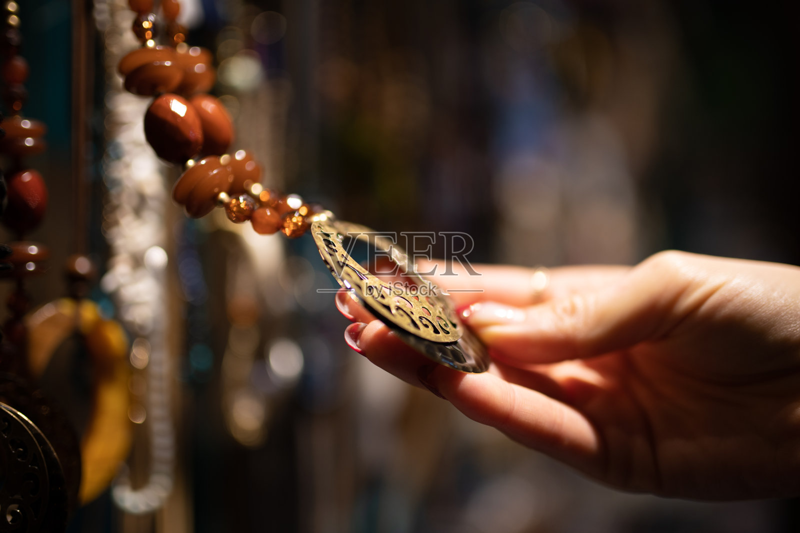 女士的手在店里挑选饰品照片摄影图片