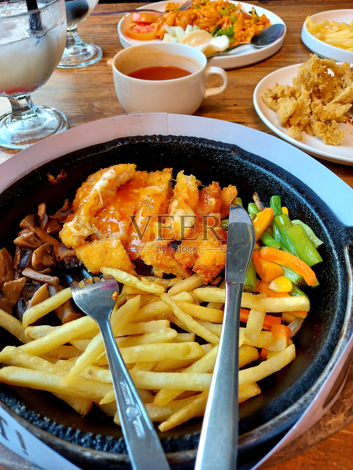 桌上摆满了食物，食物背景，复印空间照片摄影图片