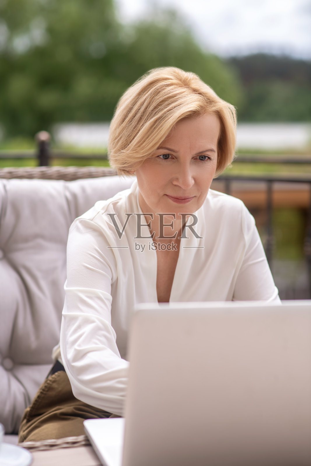 时尚的成熟女性专注于她的工作照片摄影图片