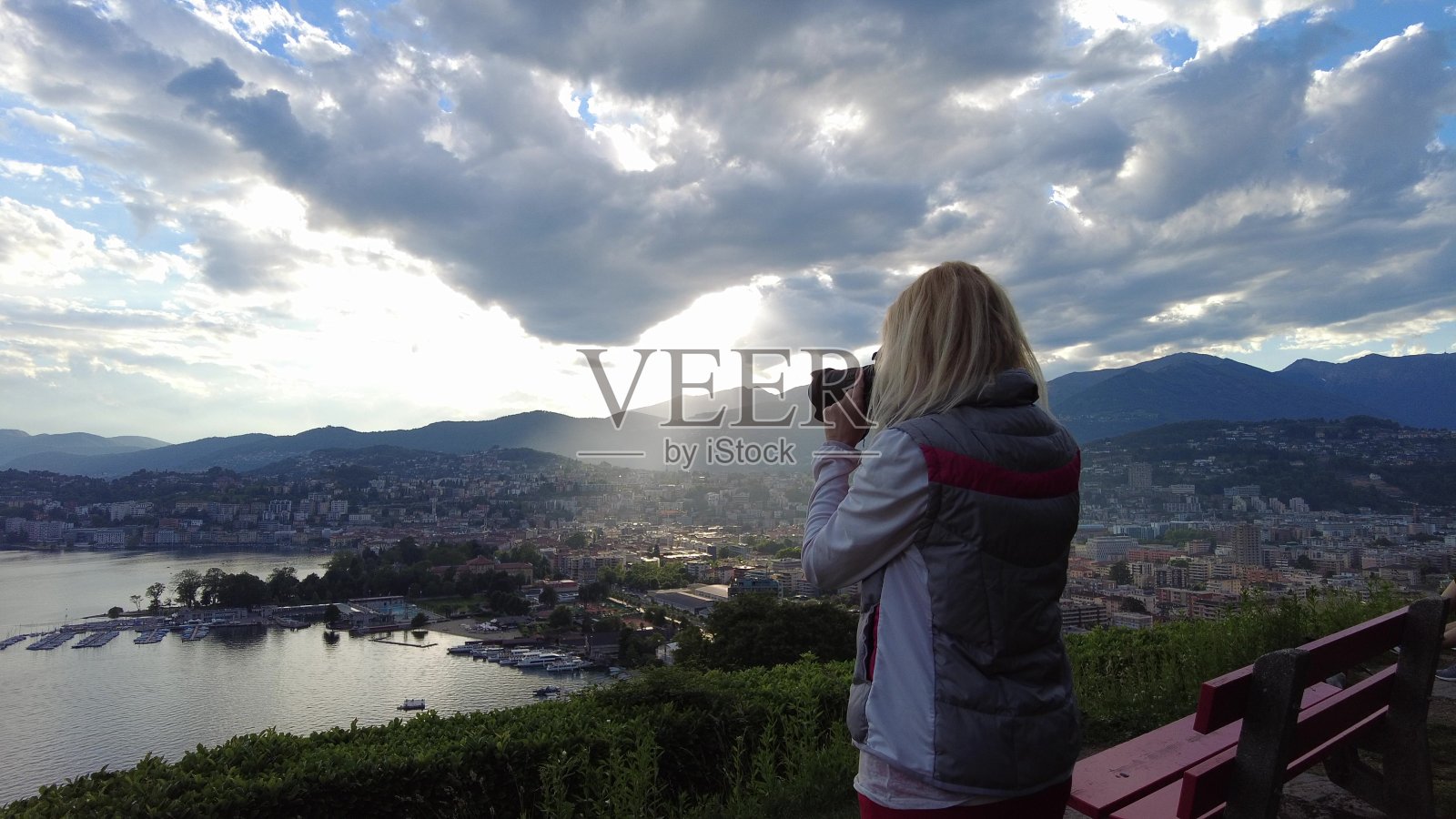 卢加诺天际线旁的女摄影师照片摄影图片