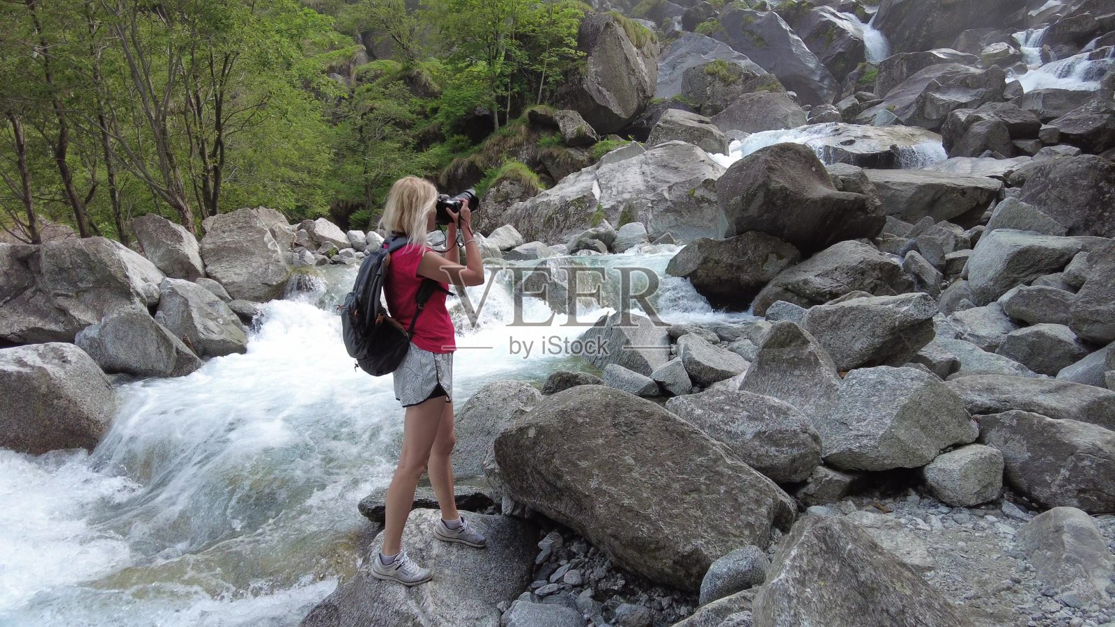 福罗格里奥瀑布的女摄影师照片摄影图片