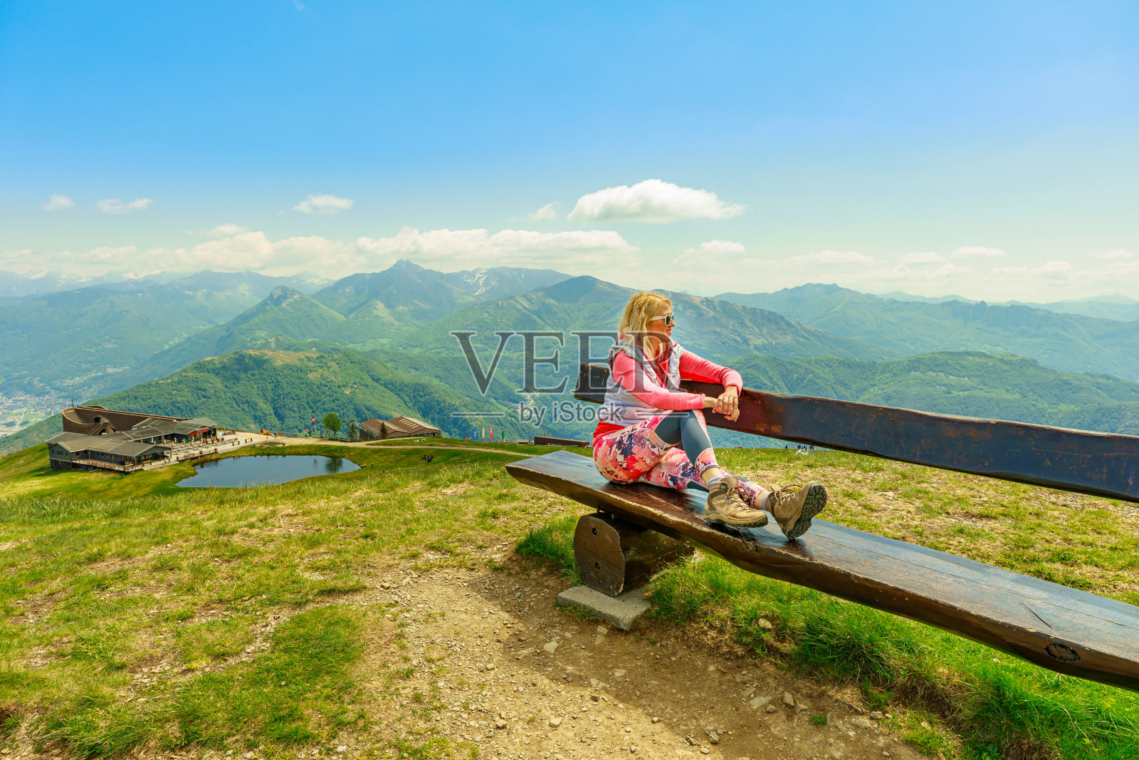 Tamaro山的女游客照片摄影图片