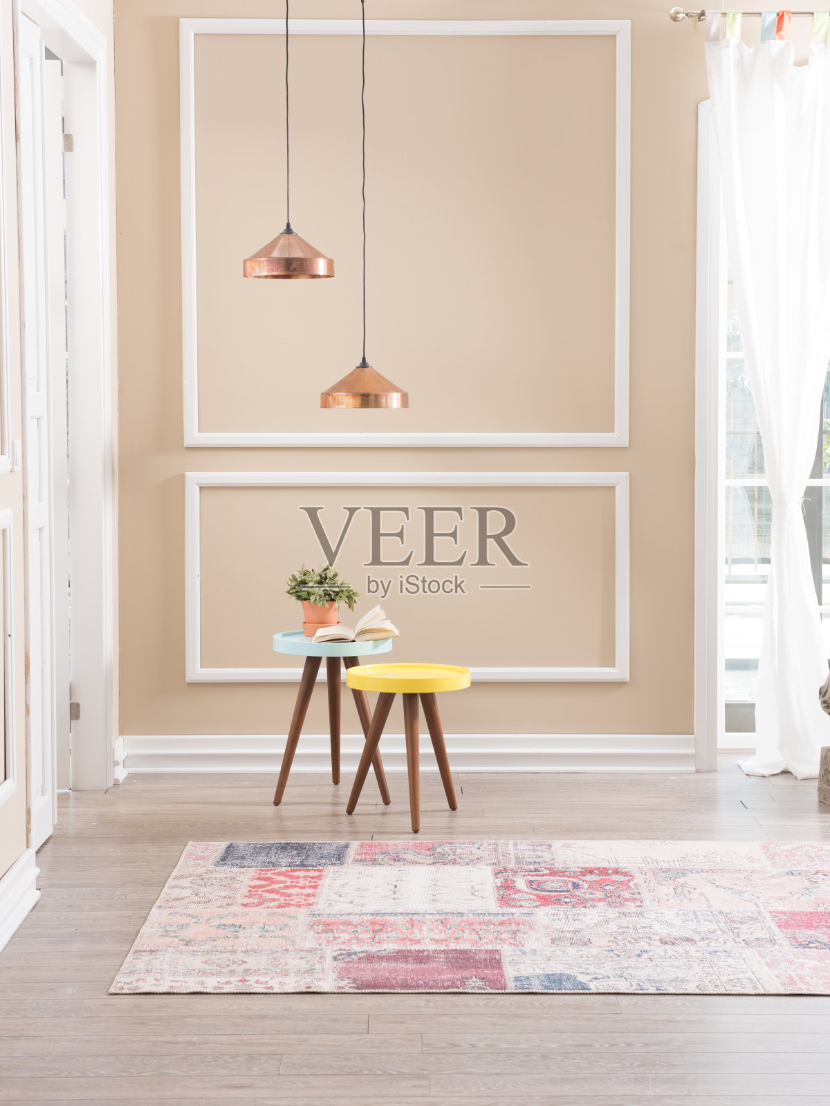 现代家居室内客厅里的地毯木桌照片摄影图片