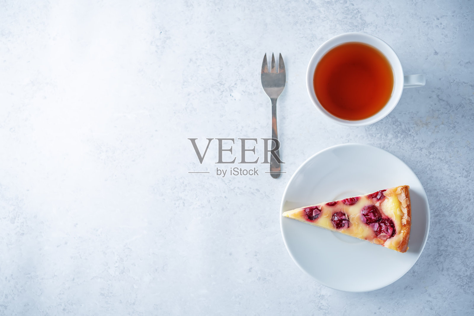 新鲜甜乳酪蛋糕，配樱桃和杏仁照片摄影图片