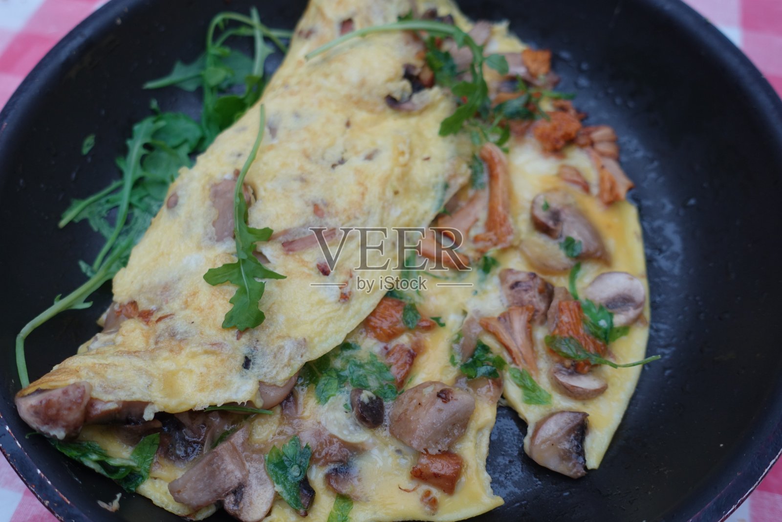 用平底锅煎鸡油菌和巴黎蘑菇照片摄影图片