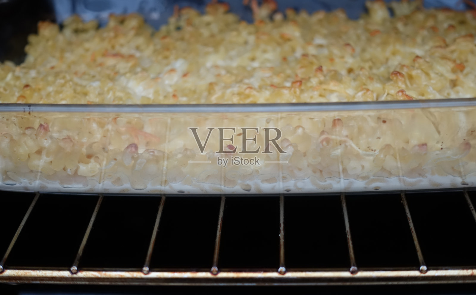 烘烤时在玻璃烤盘里烤意大利面照片摄影图片
