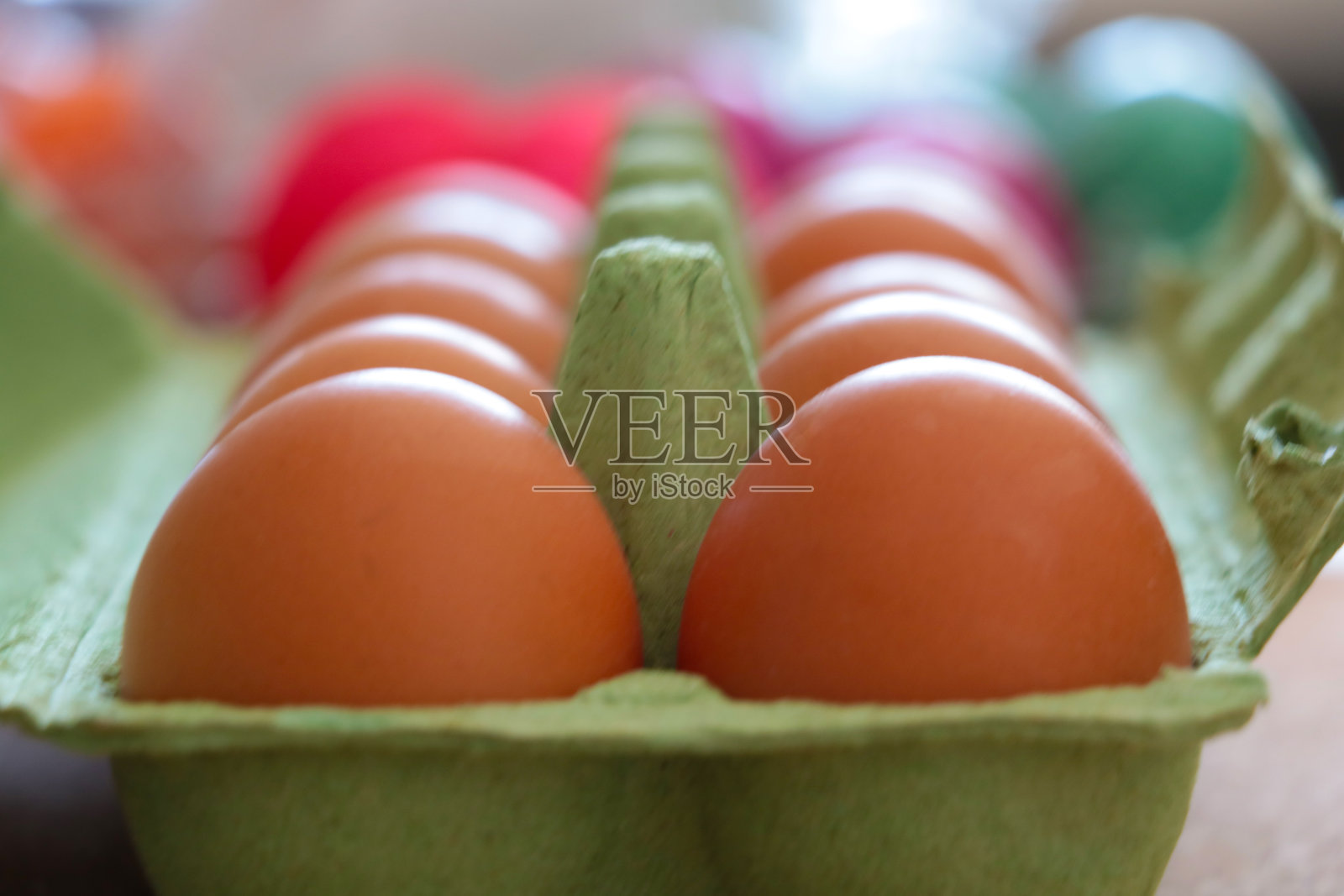 纸板箱里的漂亮鸡蛋。健康饮食。传统的复活节菜肴。照片摄影图片