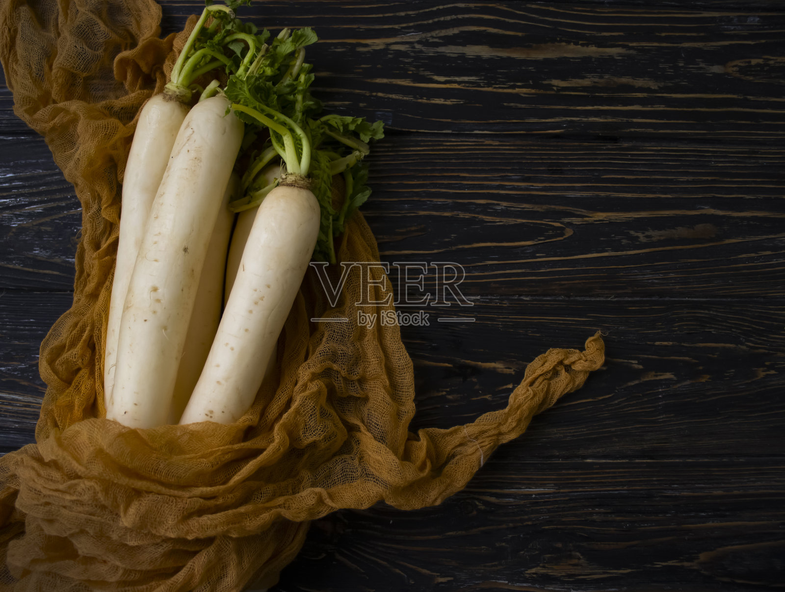 木制背景上的中国萝卜照片摄影图片