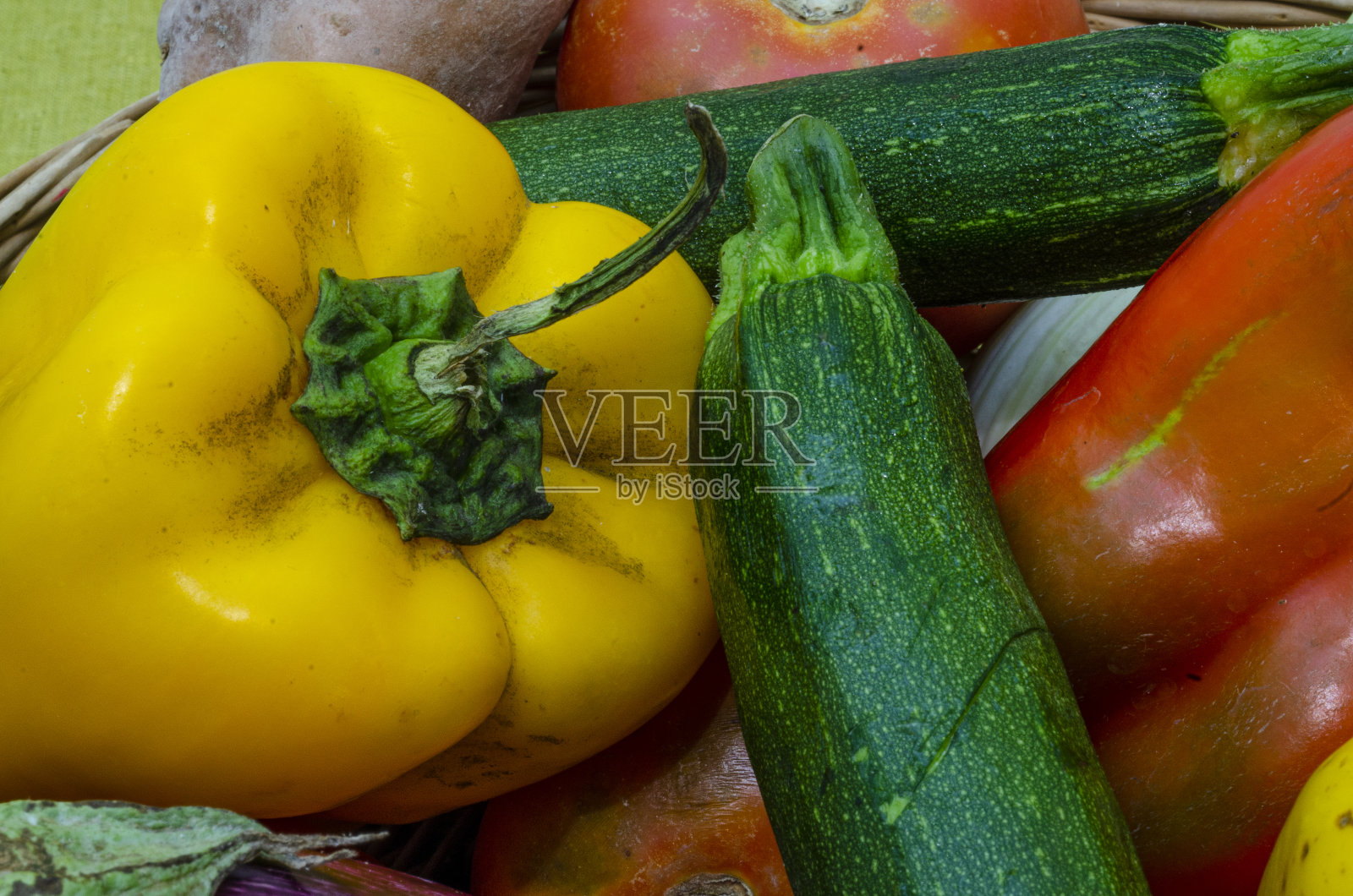 前景是本地蔬菜照片摄影图片