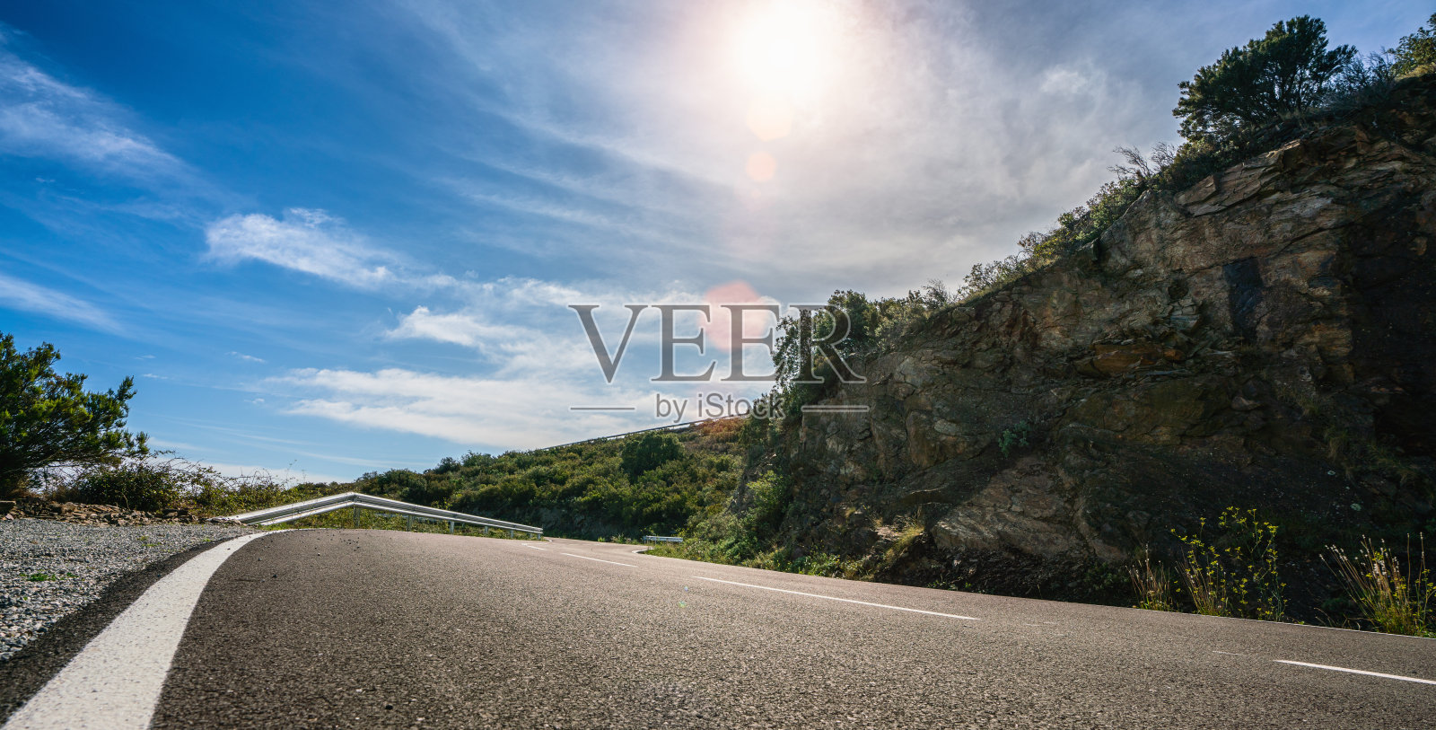 地中海海岸公路进入山区地平线在夏天照片摄影图片