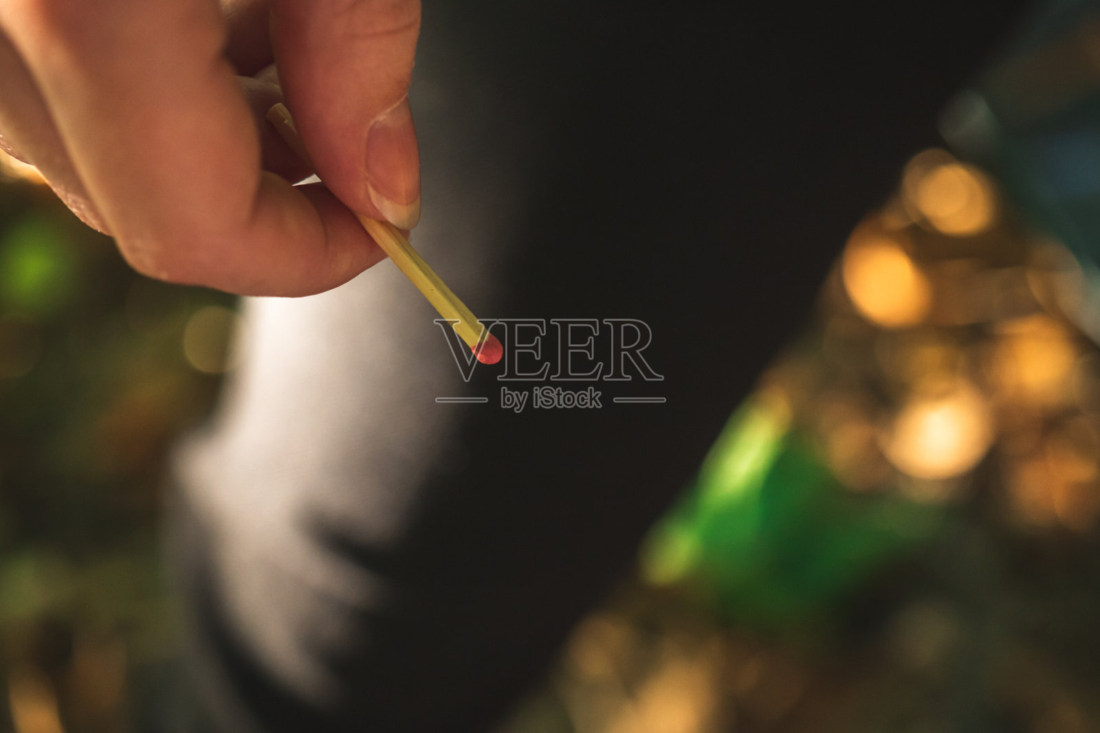 手拿火柴在森林里。干燥森林火险概念，安全摄影照片摄影图片