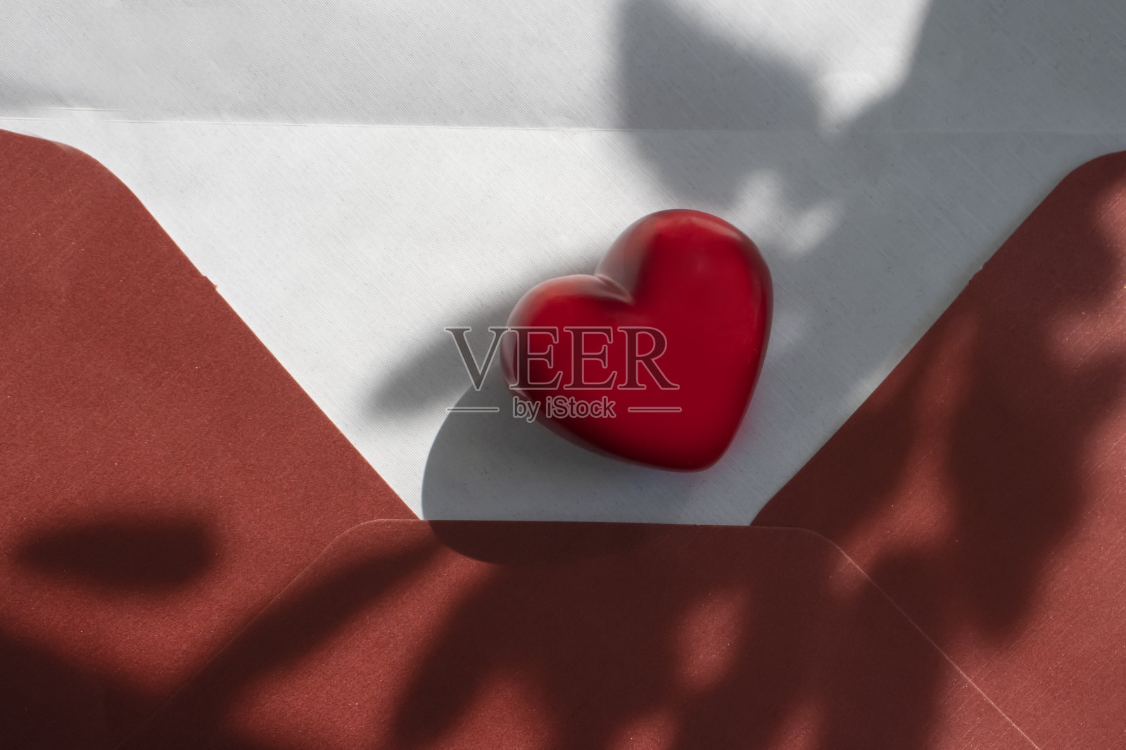 美丽的红心，信封照片摄影图片