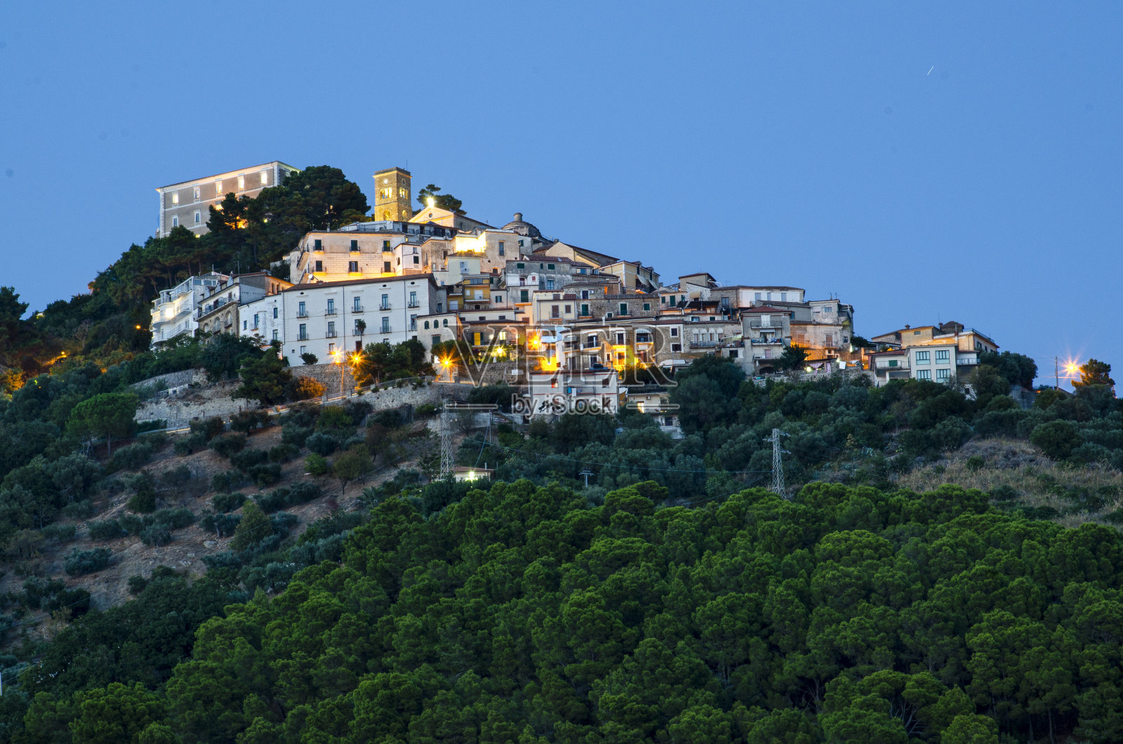 城堡在日落后被照亮照片摄影图片