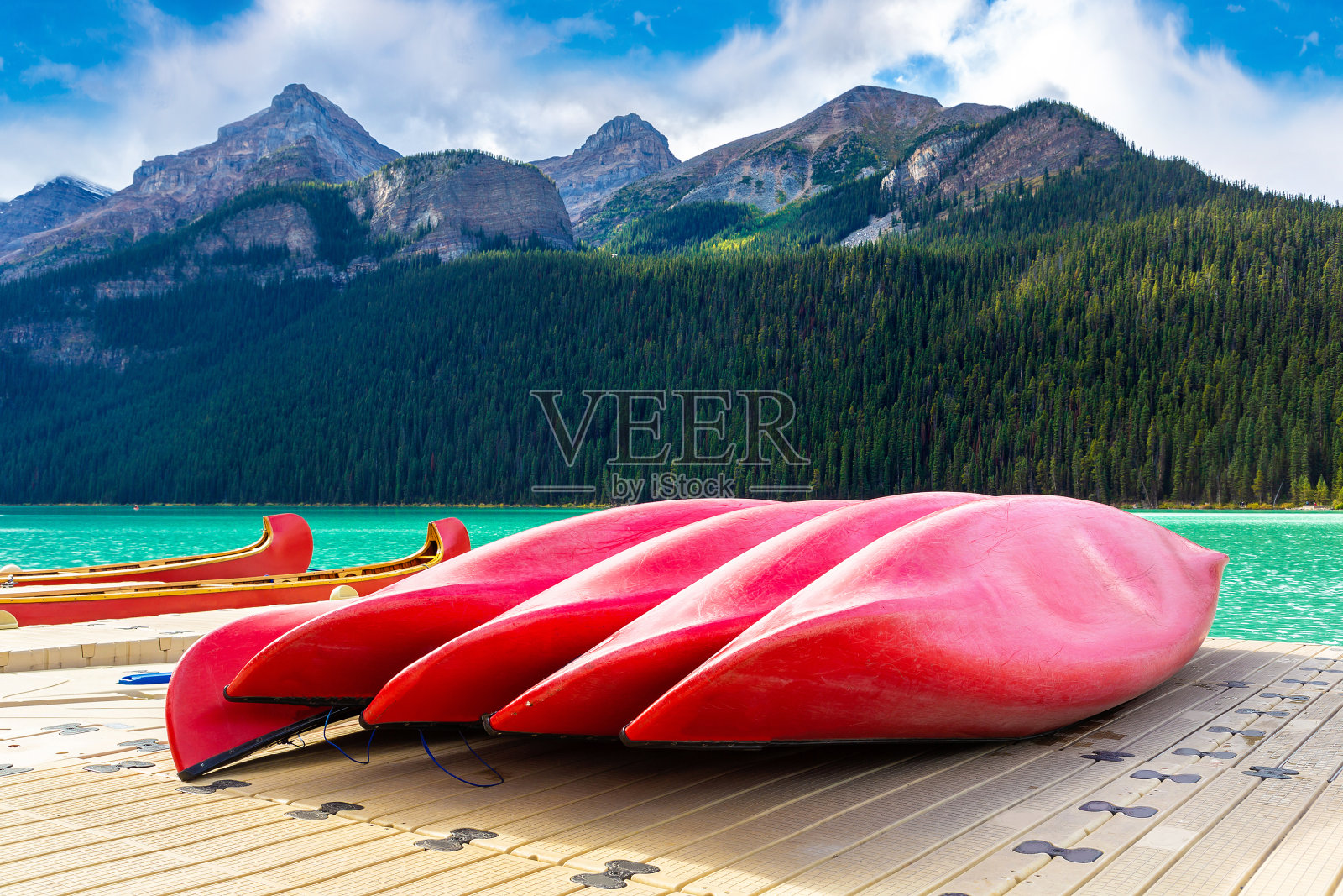 班夫，路易斯湖上的独木舟照片摄影图片