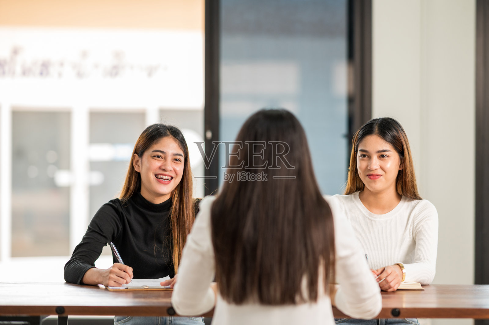 在大学课堂上给学生上课的大学教授照片摄影图片