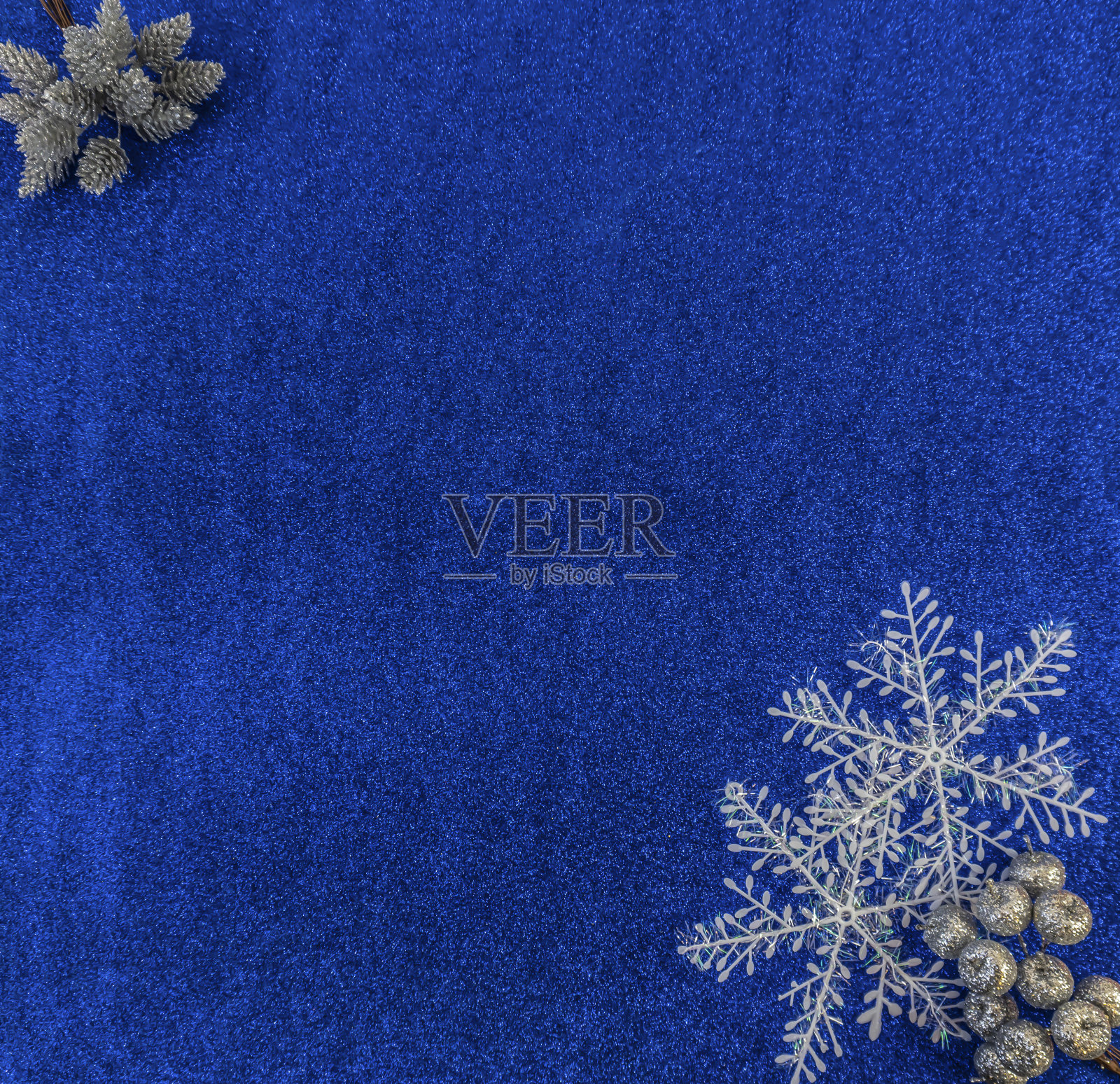 圣诞节和新年平面上有复制空间，蓝色背景上有新年玩具照片摄影图片