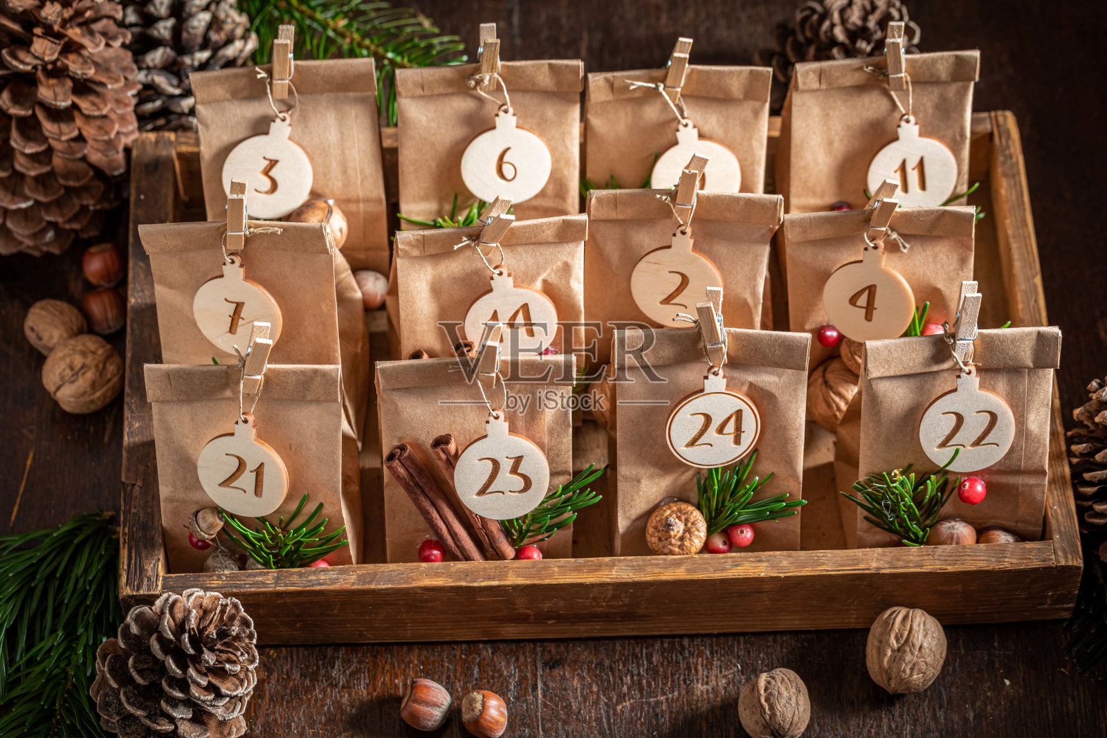 用松果和云杉手工制作的圣诞节来临日历照片摄影图片