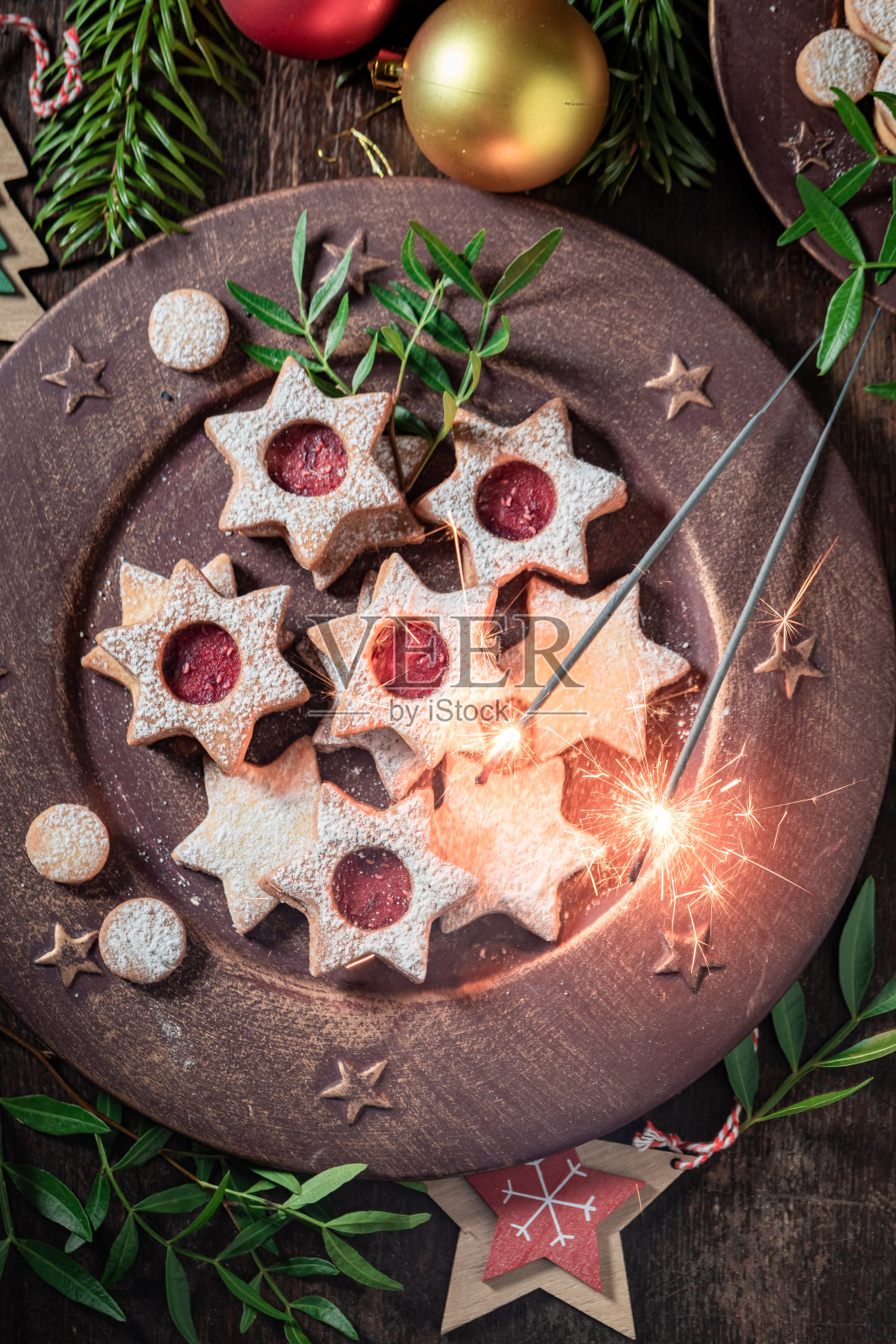 美味的彩色玻璃饼干与圣诞装饰照片摄影图片