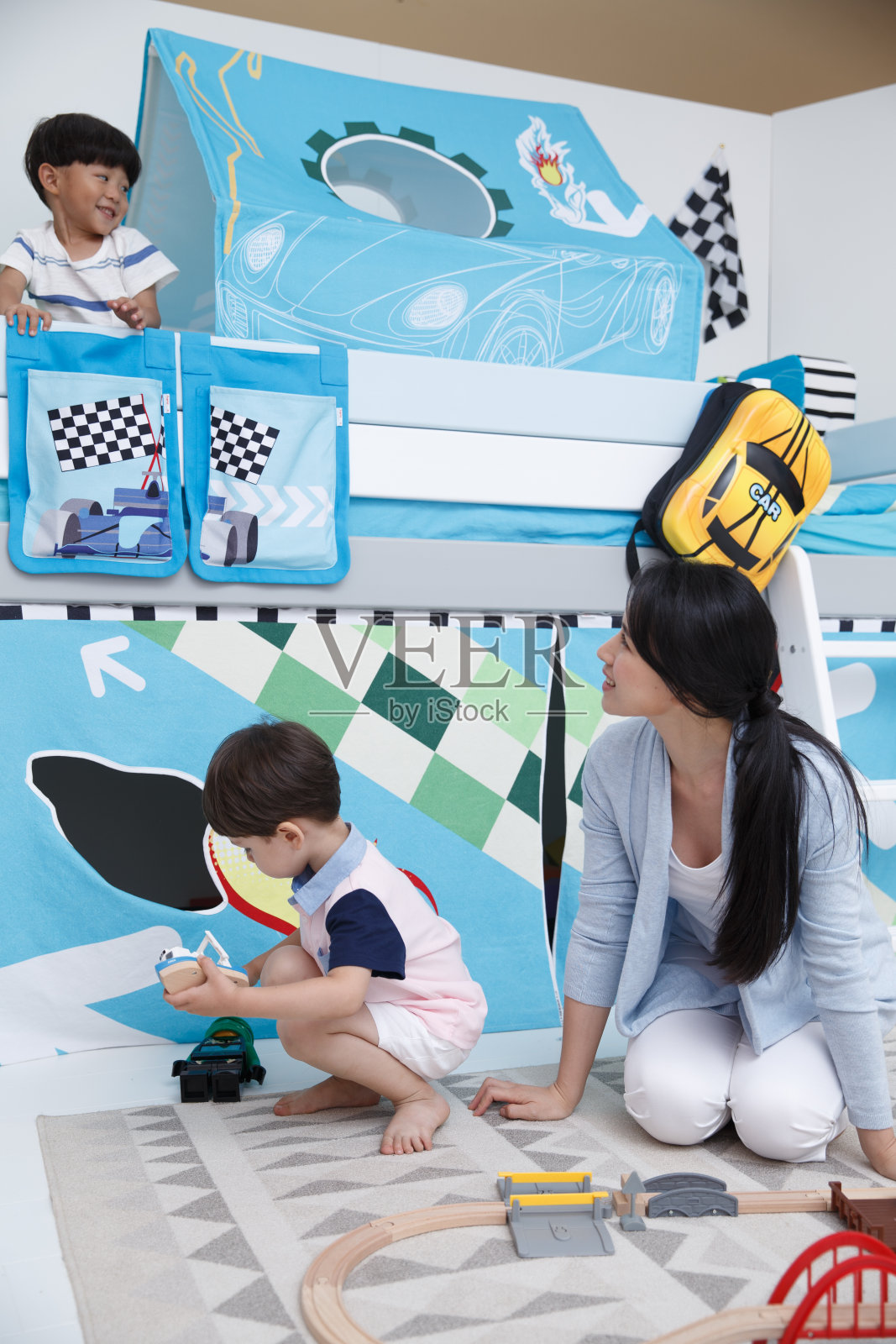 可爱的小男孩和指导教师在游戏室玩耍照片摄影图片