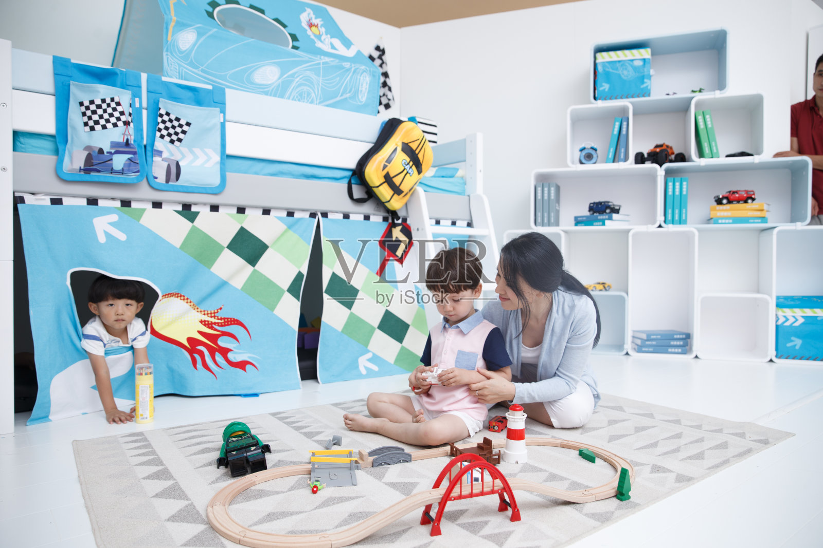 可爱的小男孩和指导教师在游戏室玩耍照片摄影图片