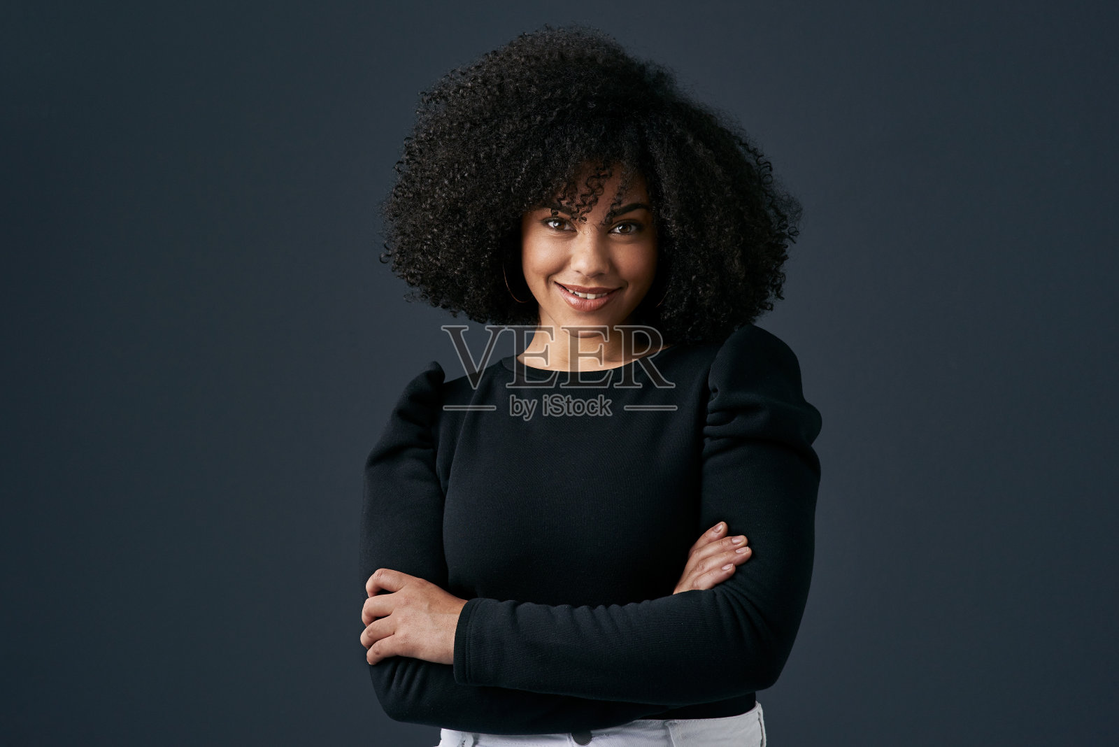 一个年轻的女商人在摄影棚背景下拍摄照片摄影图片