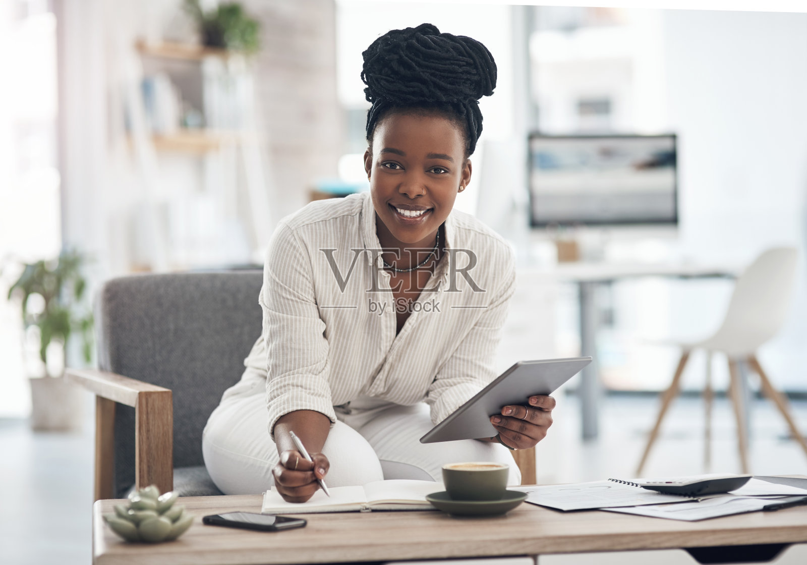 一名女商人用她的电子平板电脑写笔记照片摄影图片