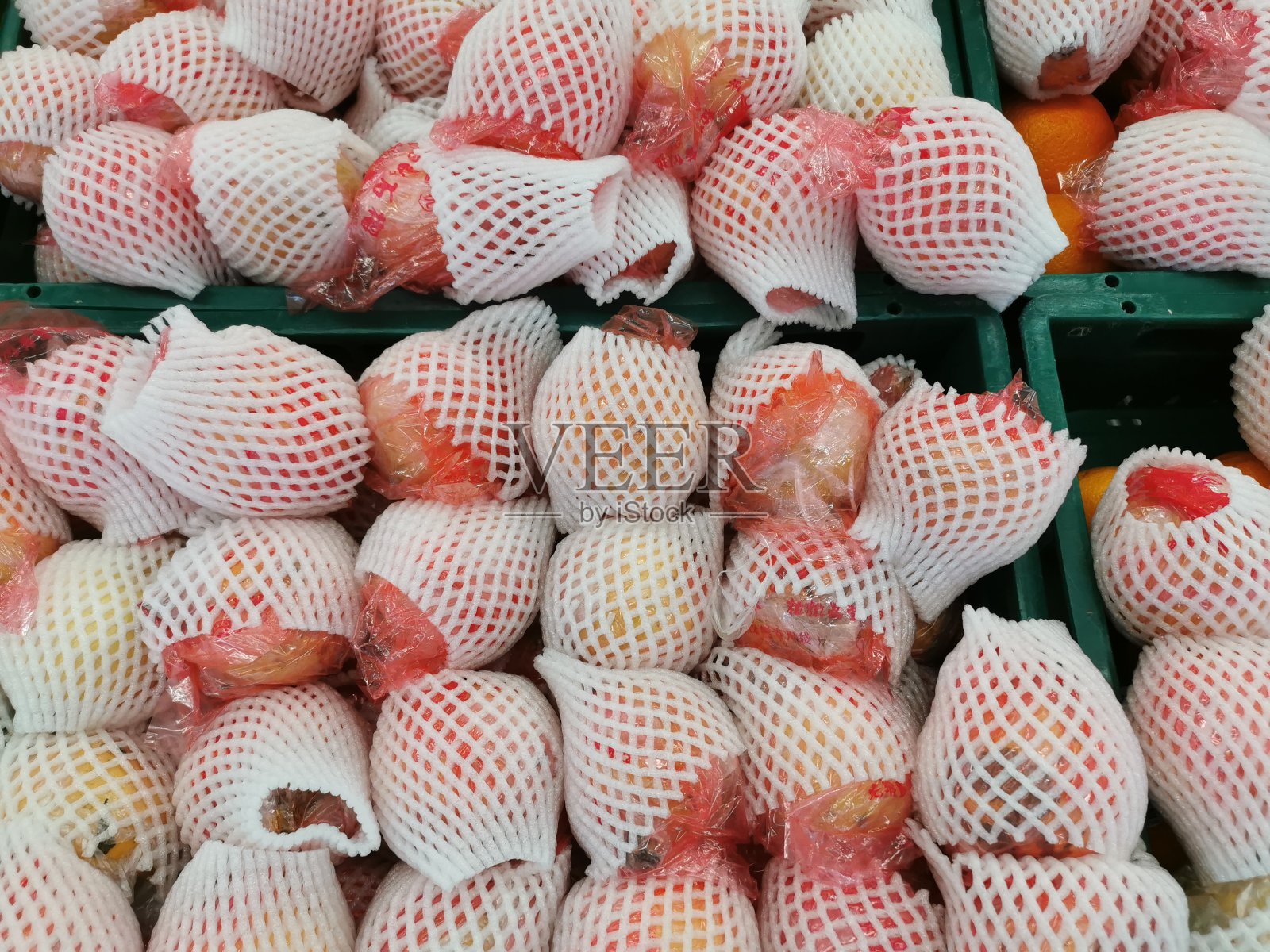 超市里篮子里的石榴照片摄影图片