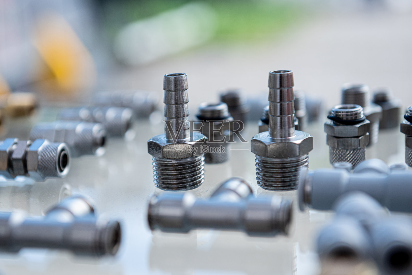 灯光背景上的管道和配件。照片摄影图片