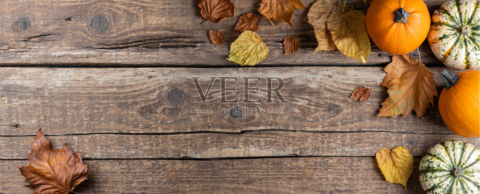 节日的秋天装饰从南瓜和秋天的叶子在乡村木制背景。感恩节或万圣节的概念。平铺秋季构图照片摄影图片