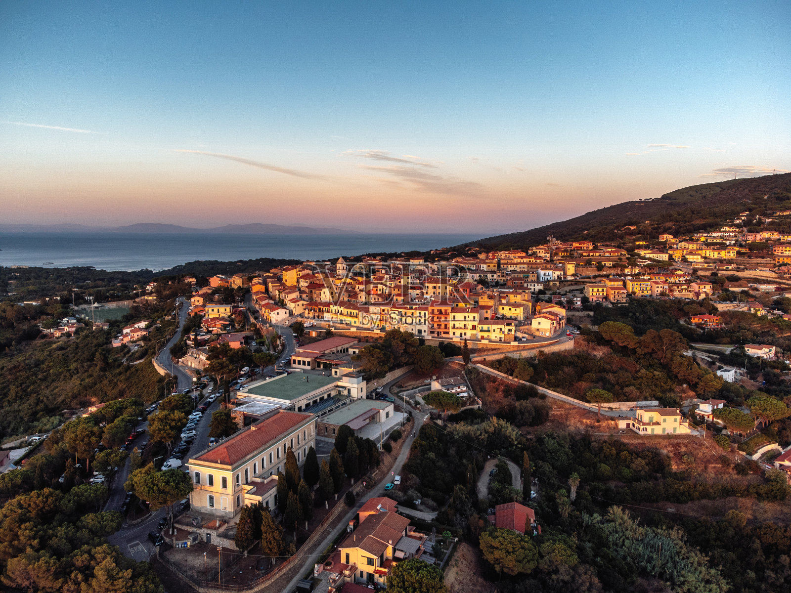 厄尔巴岛小镇卡波利韦里的鸟瞰图照片摄影图片