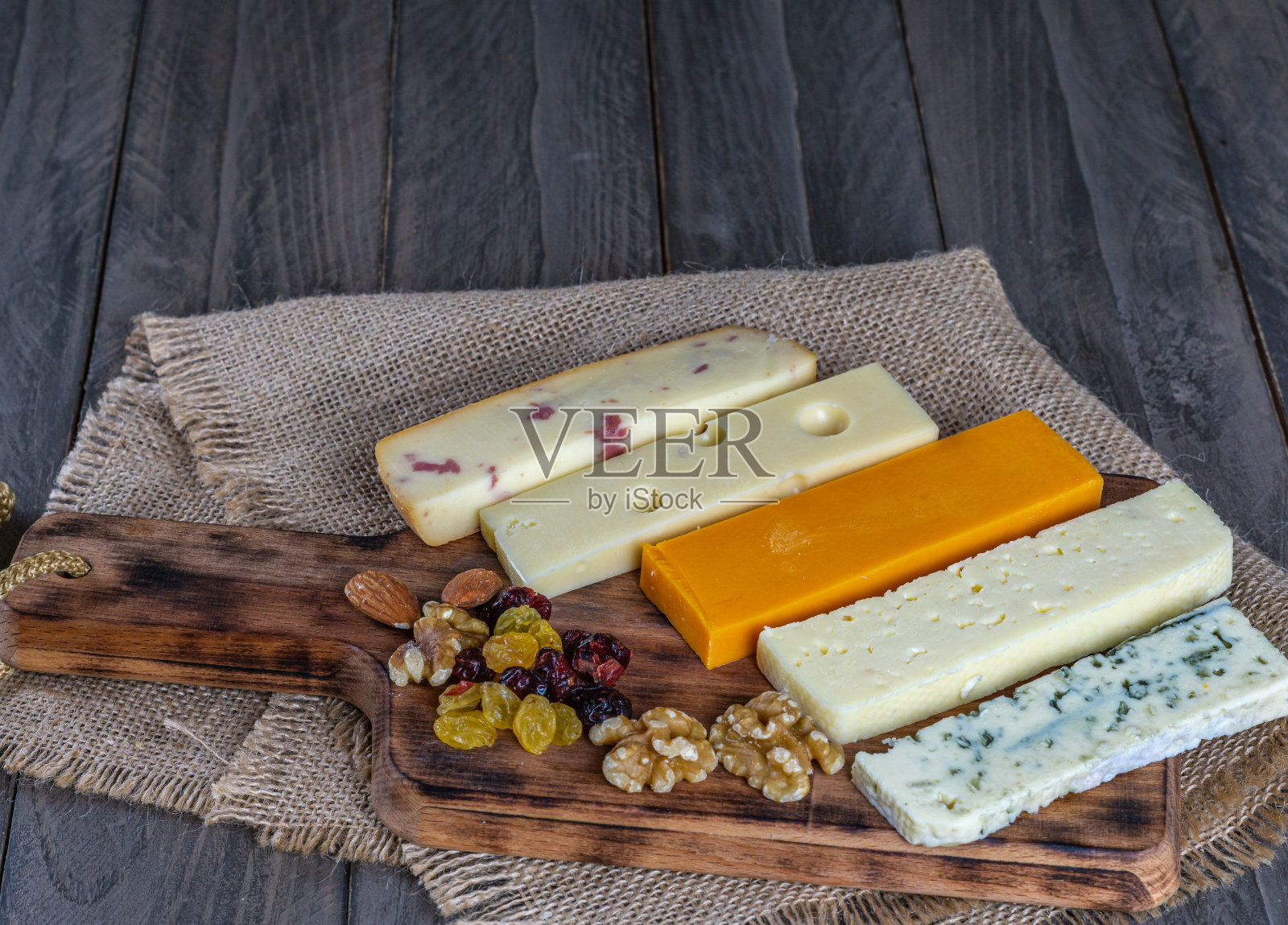 什锦奶酪板加蜂蜜和坚果照片摄影图片