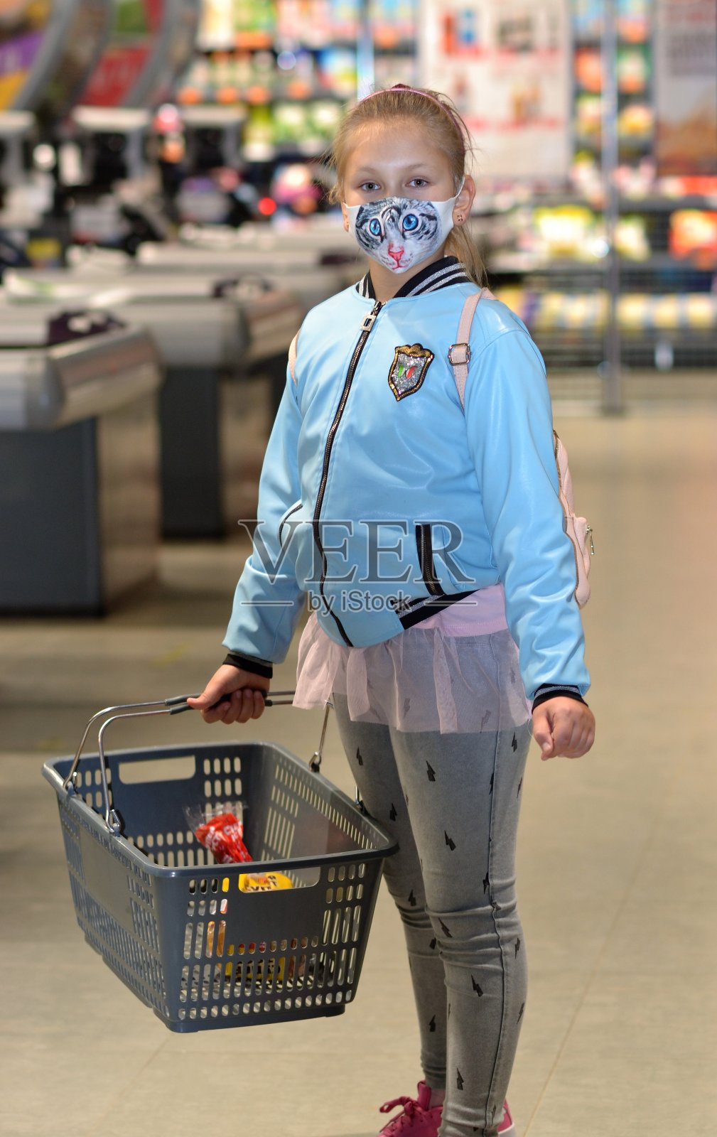 超市里的女孩照片摄影图片