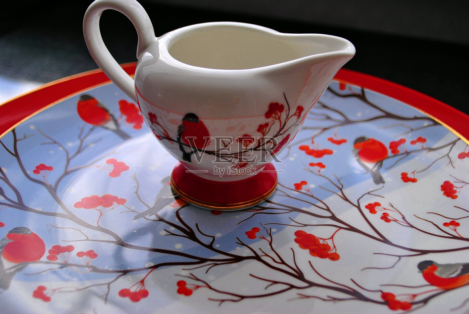 茶具放在玻璃桌上照片摄影图片