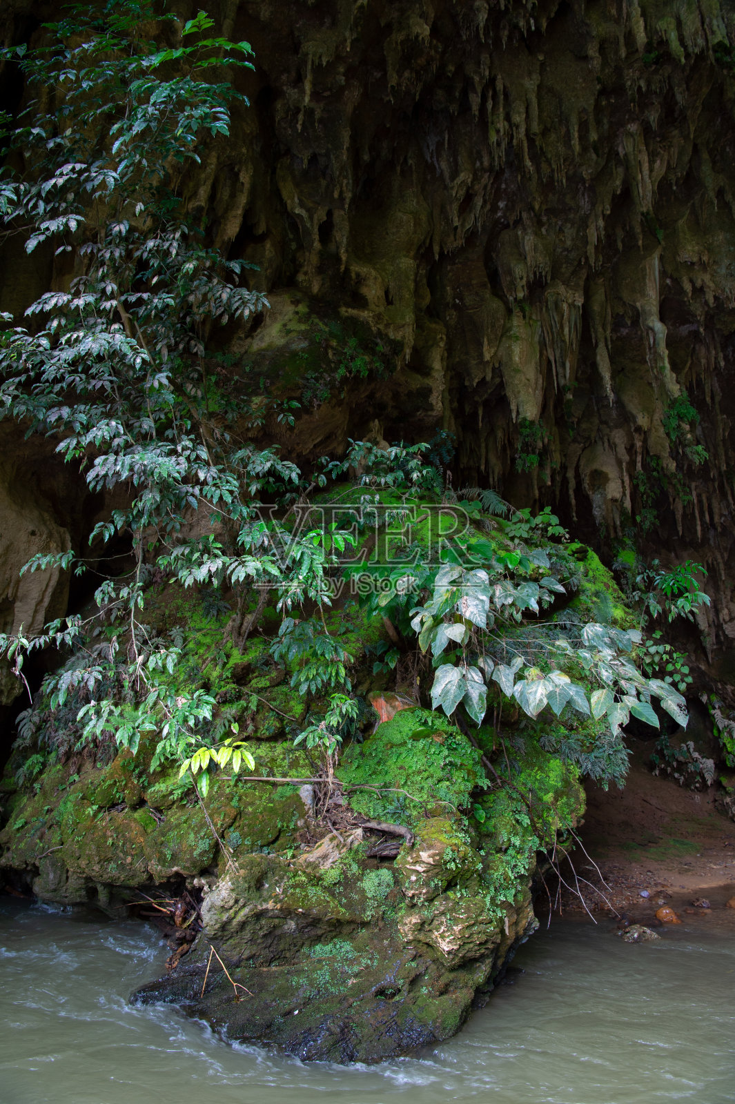 巨大的天然洞穴照片摄影图片